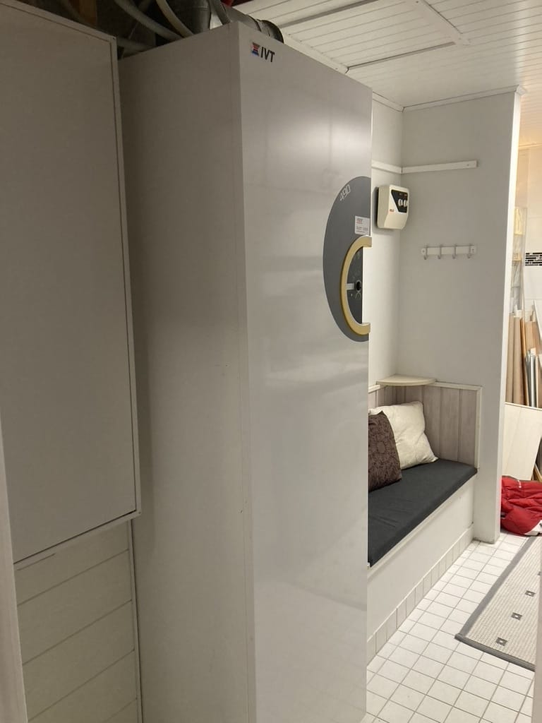 Vanha IVT 490 poistoilmalämpöpumppu pientalossa ennen vaihtoa